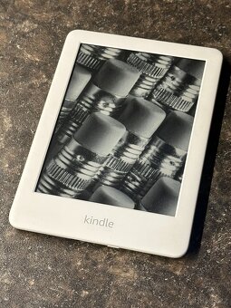 Čtečka knih Amazon Kindle 10. gen 4GB bílá - 3