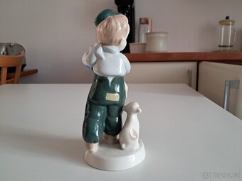 Porcelánová soška chlapec s harmonikou a psem ROYAL - 3
