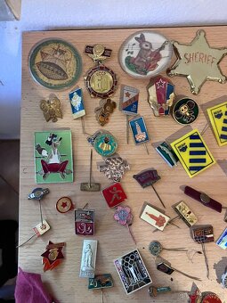 Různé druhy odznaků - 3