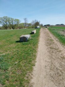 Pozemek obklopen ze 3/4 rybnikem - 3
