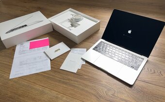 Macbook Pro z roku 2019, nová baterie, nabíječka, kabel - 3