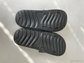 Černé pantofle - 3