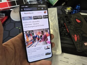 Samsung Galaxy S22 256GB černá barva, s obaly - 3