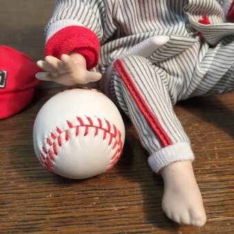 značená porcelánová panenka malý baseballista - 3