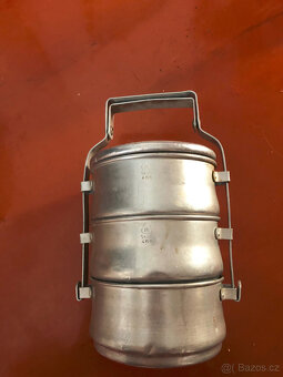 Dva jídlonosiče - plastový a hliníkový - 3