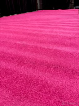 Růžový koberec 3,5x7,5 - 3