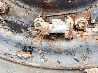 Prodám disk s pneu z Vozu GAZ 66/ZIL - 3