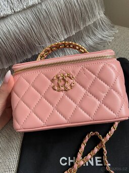 Kabelka Chanel Vanity z kůže, růžová se zlatými komponenty - 3