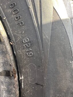 195/65 R15 zimní Nokia + plech Peuegot - 3