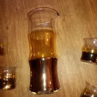 Prodám starou skleněnou karafu a šest skleniček - 3