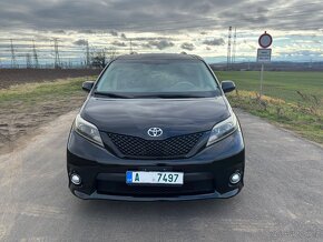 Toyota Sienna SE motor 3.5 V6, 8 místná s odpisem DPH - 3