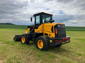 KOLOVÝ KLOUBOVÝ NAKLADAČ 940T NOSNOST 2000KG - 3