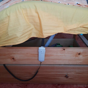 Zvýšená polohovací postel vyrobená od truhláře. - 3