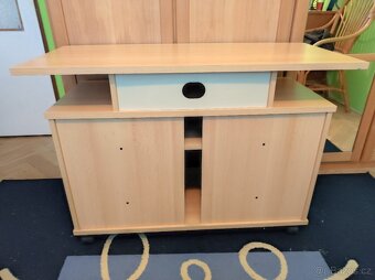 Televizní stolek na kolečkách - 3