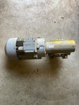 Elektromotor s převodovkou - 3