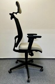 světlá kancelářská židle s podhlavníkem - 3