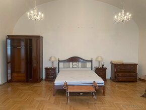 Sedací souprava a nábytek z prezidenstkého apartmá - 3