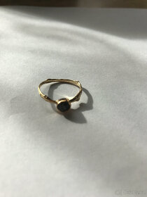 Prsten z 18 K zlata se surovým černým diamantem - 3