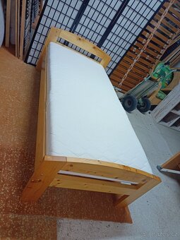 Prodám hezkou postel z masivu 90 x 200 cm - 3