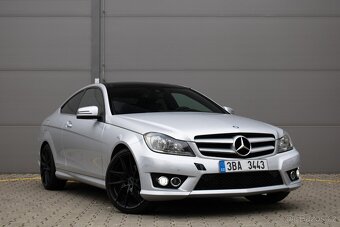 Krásný Mercedes-Benz C 250 Coupé s benzínovým motorem - 3