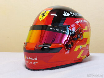 Carlos Sainz 2024 Ferrari F1 helma 1:2 - 3