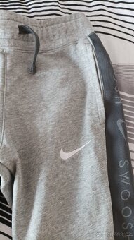 Chlapecké tepláky Nike vel. 128-134 - 3