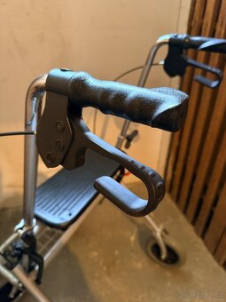 Čtyřkolové invalidní chodítko - 3