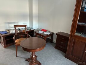 Nábytek ze zrušeného prezidentského apartmá z centra Prahy - 3