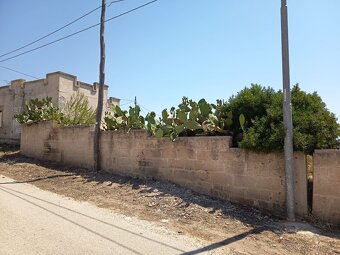 Krásný obezděný pozemek cca 600 m² jen 600 m od pláže na jih - 3