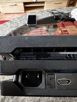 PS4 Pro 1TB + Externí USB Chladič - 3
