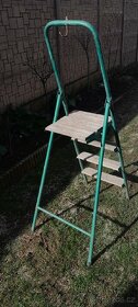 Prodám štafle s železnou konstrukcí a dřevěnými schůdky.
- 3