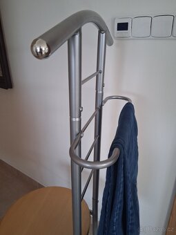 Kovový "sluha" se sedátkem - 3