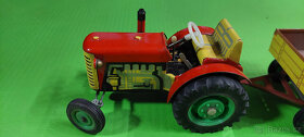 Retro kovovy traktor na setrvacnik - 3