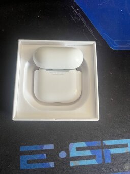 AirPods 4 - 3