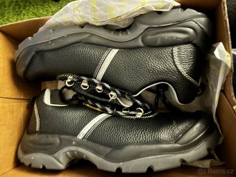 Nová pracovní obuv MontbrunS3 SRC - 3