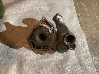 Vodní pumpa bmw e32/31 - 3