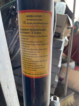Sklopny hydraulicky zvedak motoru - 3