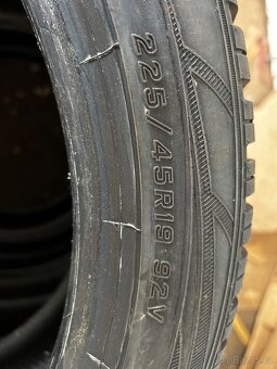 225/45/19 zimní pneu - 3