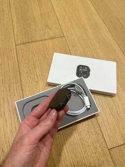 Apple Watch Ultra 2 49mm černý titan - 3
