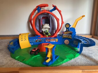 Monster Trucks - T-Rex Volcano arena - 3