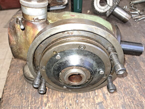 Vertikální hlava na frézku FN25 - 3