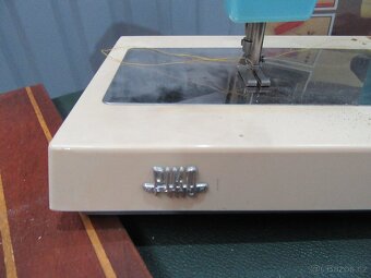 Nabízím starožitny dětský šicí stroj Piko Elektra. Mechanick - 3