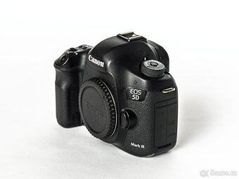 Canon EOS 5D Mark III s objektivem - 3
