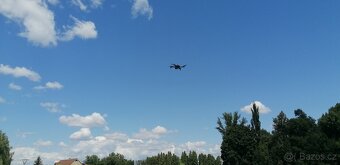 Dron, 2x kamera (přední, spodní), náhradní díly a brašna - 3