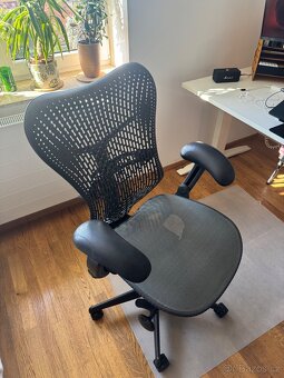 🪑Herman Miller Mirra v černé barvě - 3
