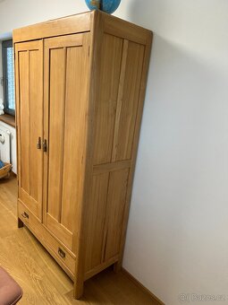 STAROŽITNÁ ŠATNÍ SKŘÍN PO RENOVACI - 3