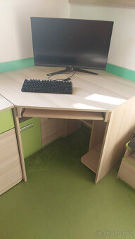 Dětský pokojík - postel, stěna, stoly - 3