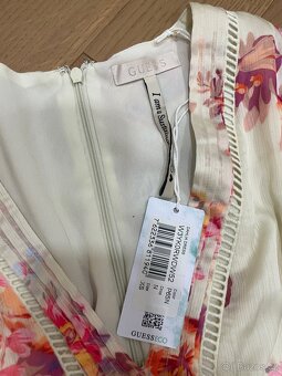 Květinové šaty GUESS - 3