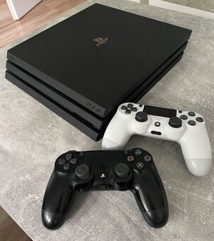 PlayStation 4 PRO 1TB , 2 ovladače PS4 - 3