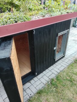 Psí bouda s osázenou střechou a mnoha doplňky - 3